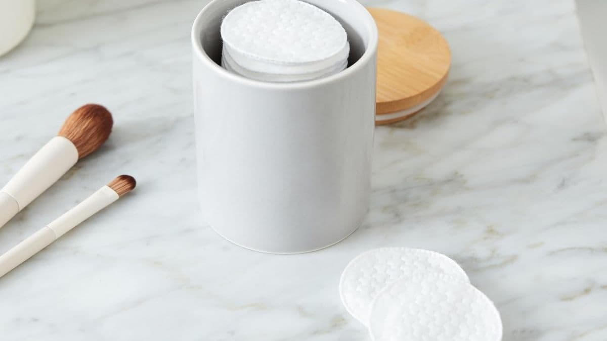 Amazon Basics Hypoallergenic 100% Cotton Rounds for Makeup Removal and Skincare, 100 Count, 1 Pack