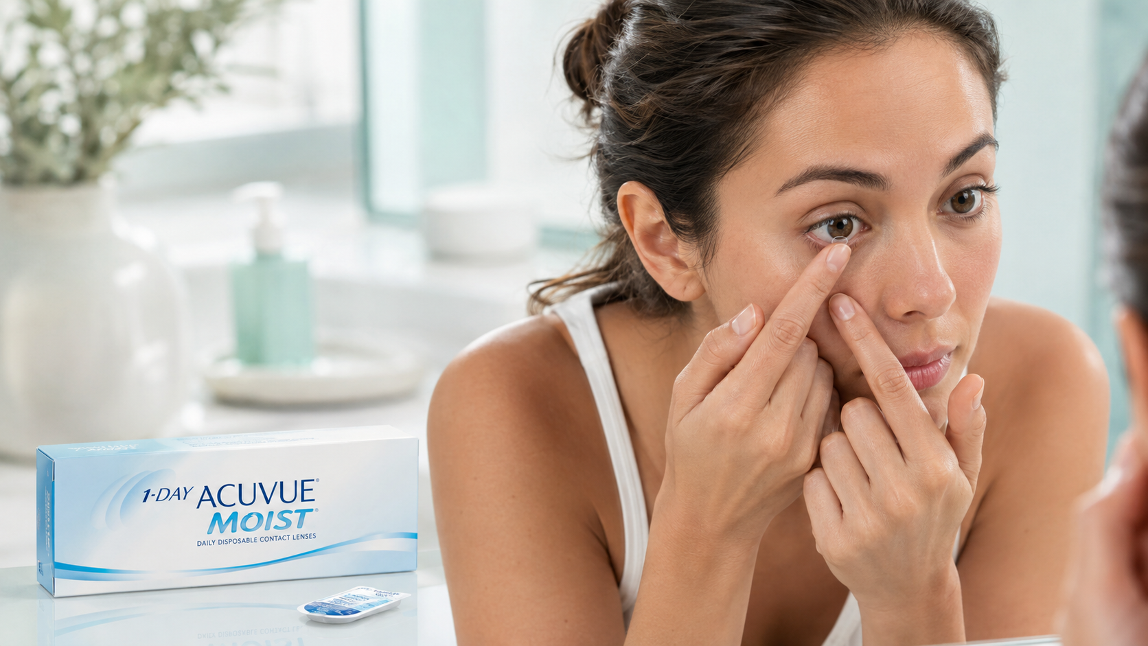“1-Day Acuvue Moist daily disposable contact lens packaging”